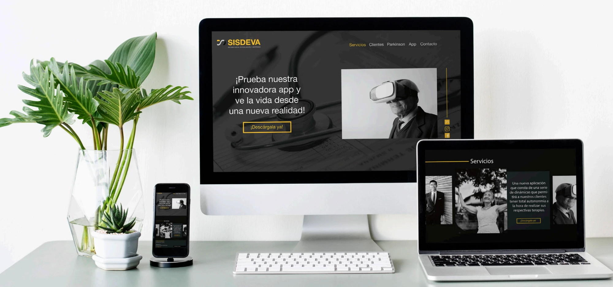 Mockup de la página web de SISDEVA mostrada en un ordenador de sobremesa, un portátil y un móvil
