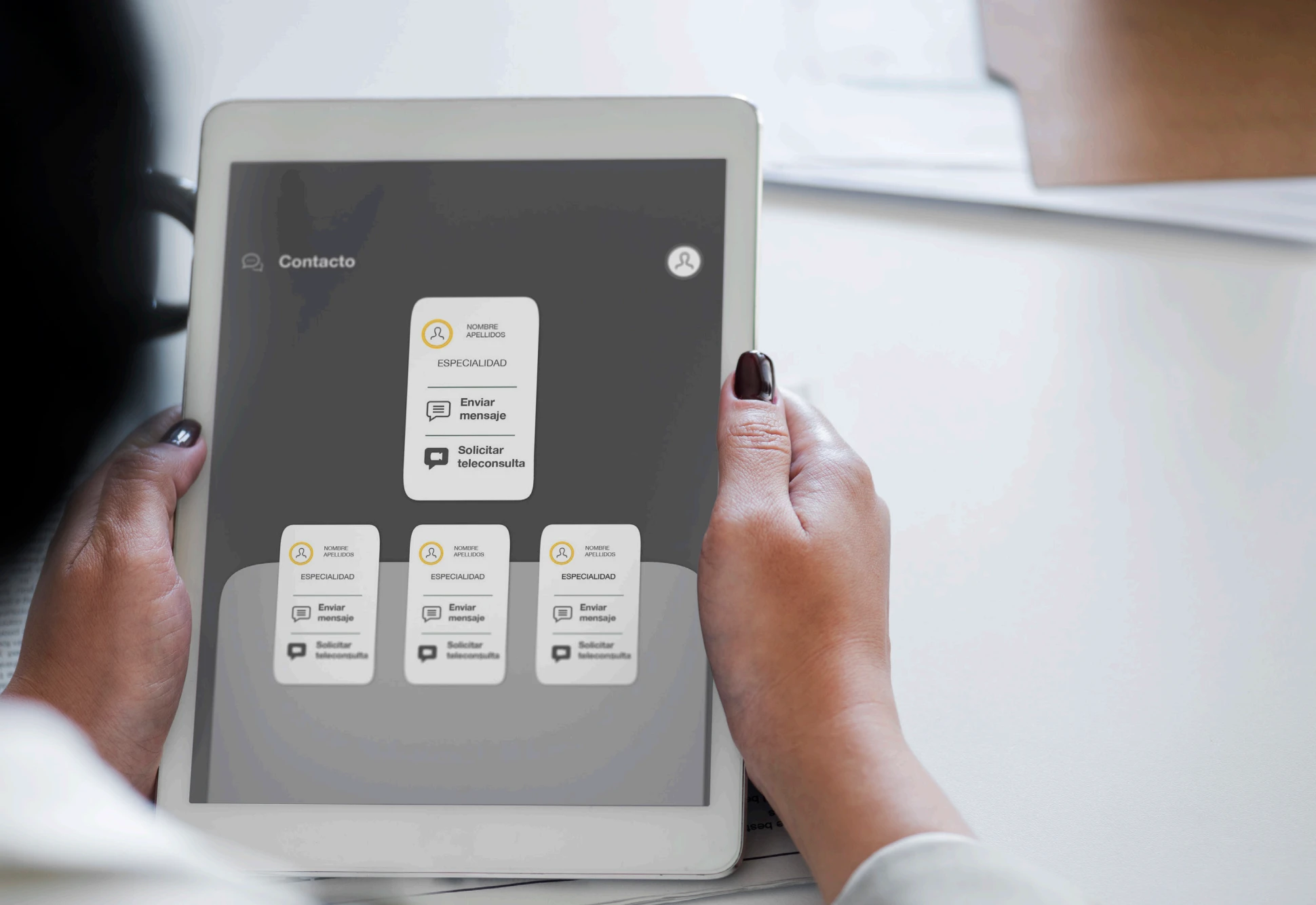 Persona sujetando una tablet con un mockup de la pantalla de contacto de SISDEVA