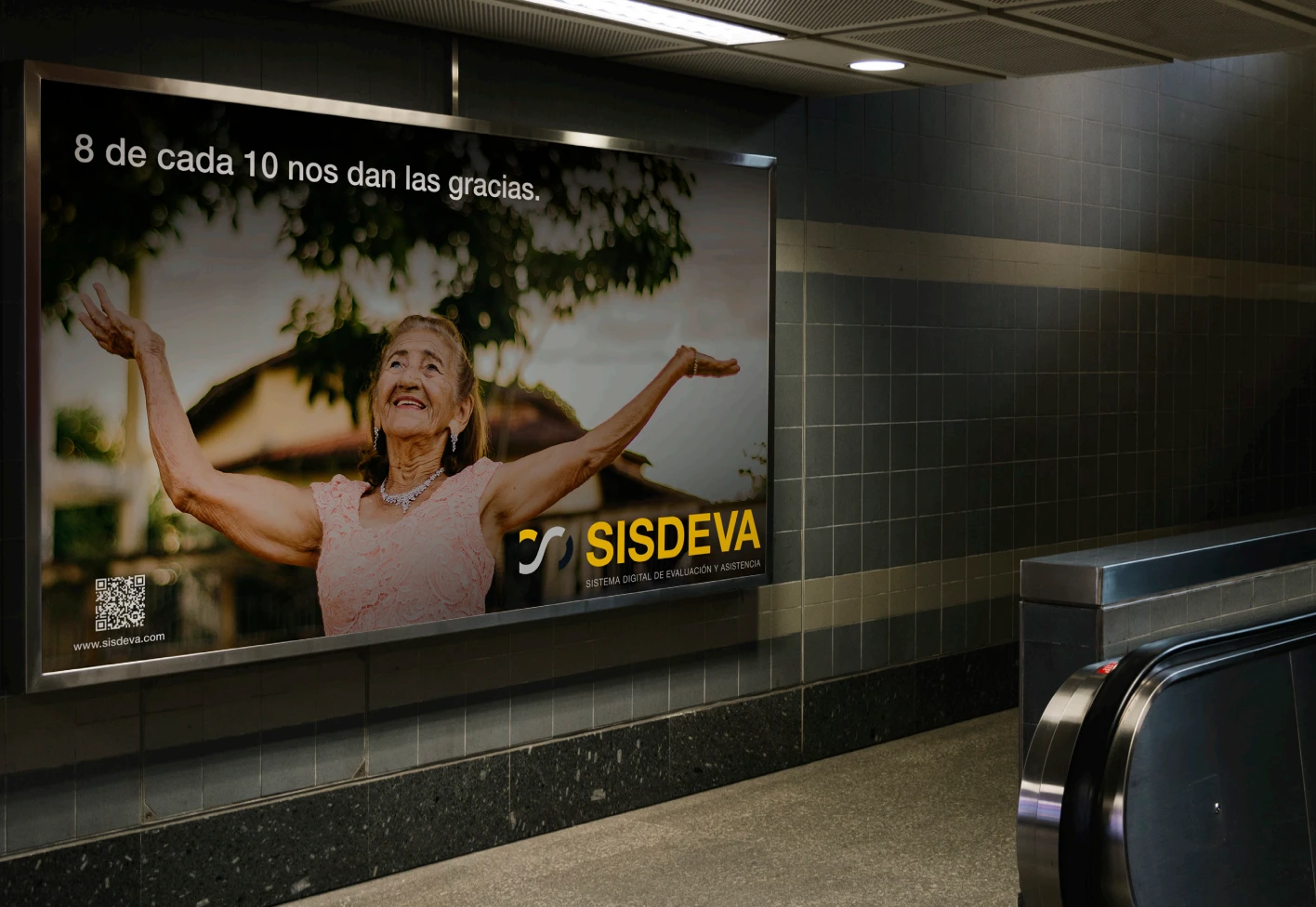 Anuncio publicitario de SISDEVA en una estación de metro, con el mensaje 8 de cada 10 nos dan las gracias