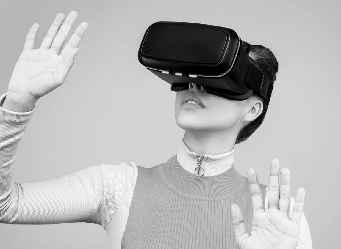 Persona con gafas de realidad virtual moviendo las manos frente a ella