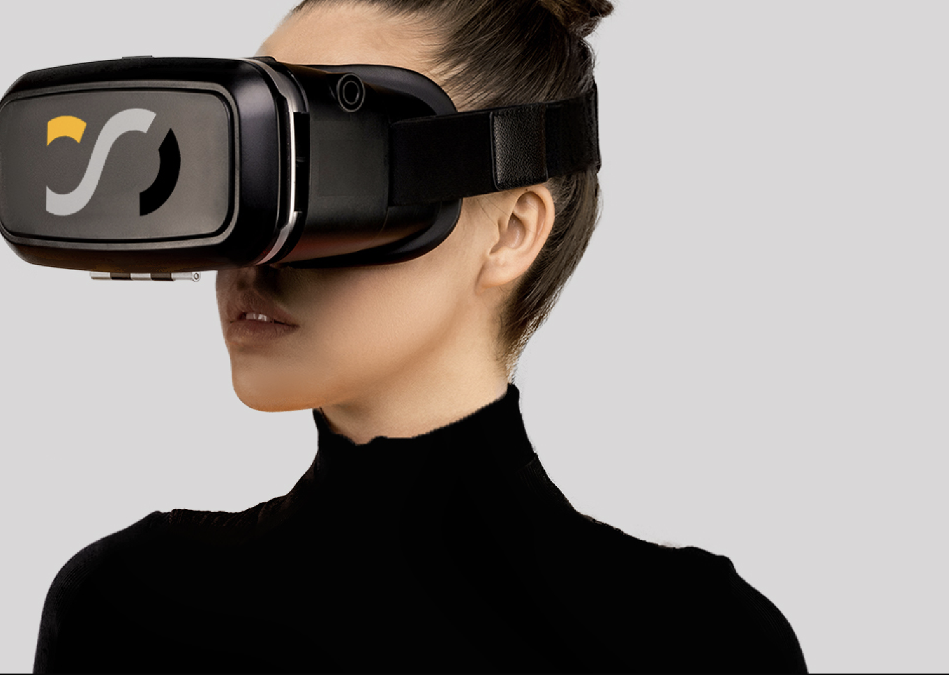 Persona utilizando unas gafas de realidad virtual con la marca SISDEVA