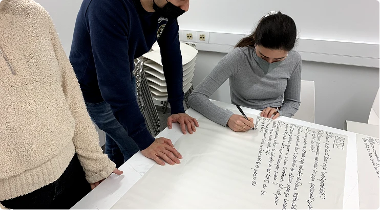 Sesión de trabajo en equipo, volcando hechos y retos en un mural de papel