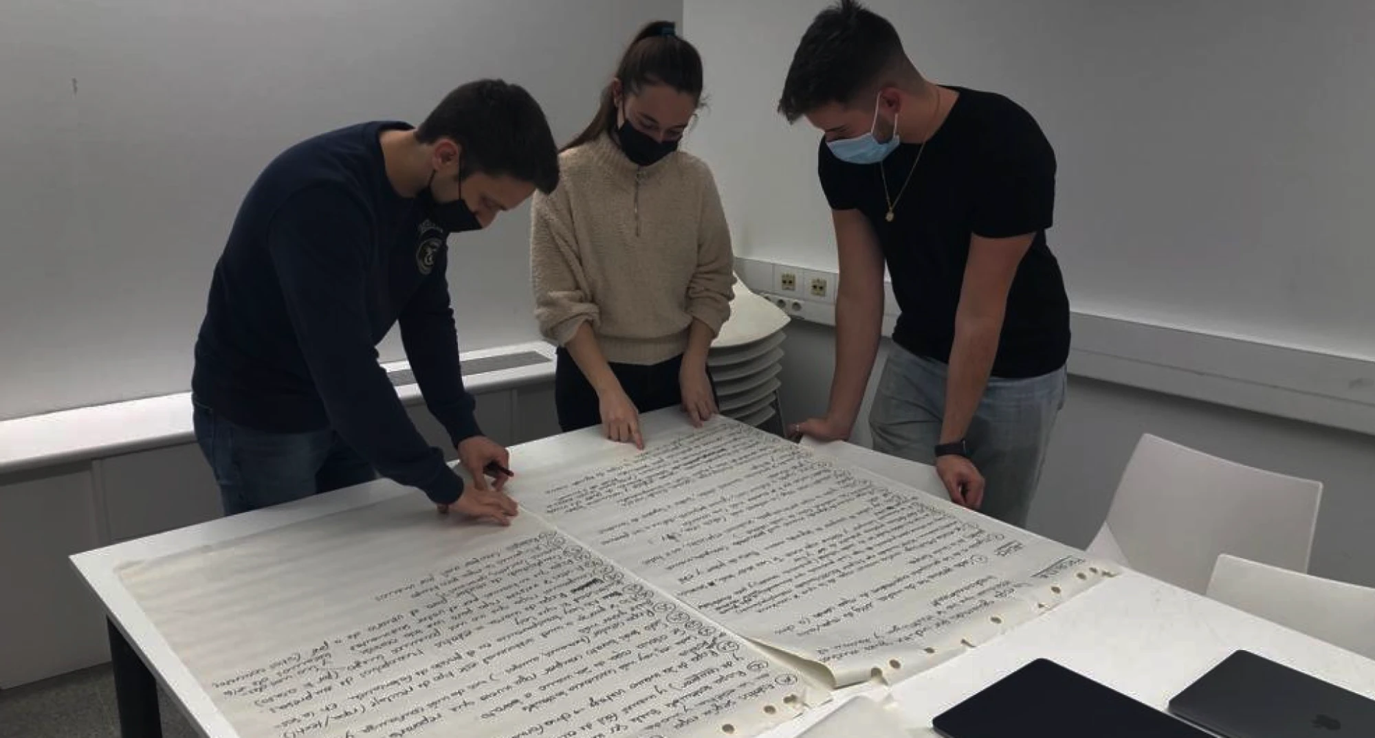 Equipo revisando conjuntamente el mural con hechos, retos e ideas