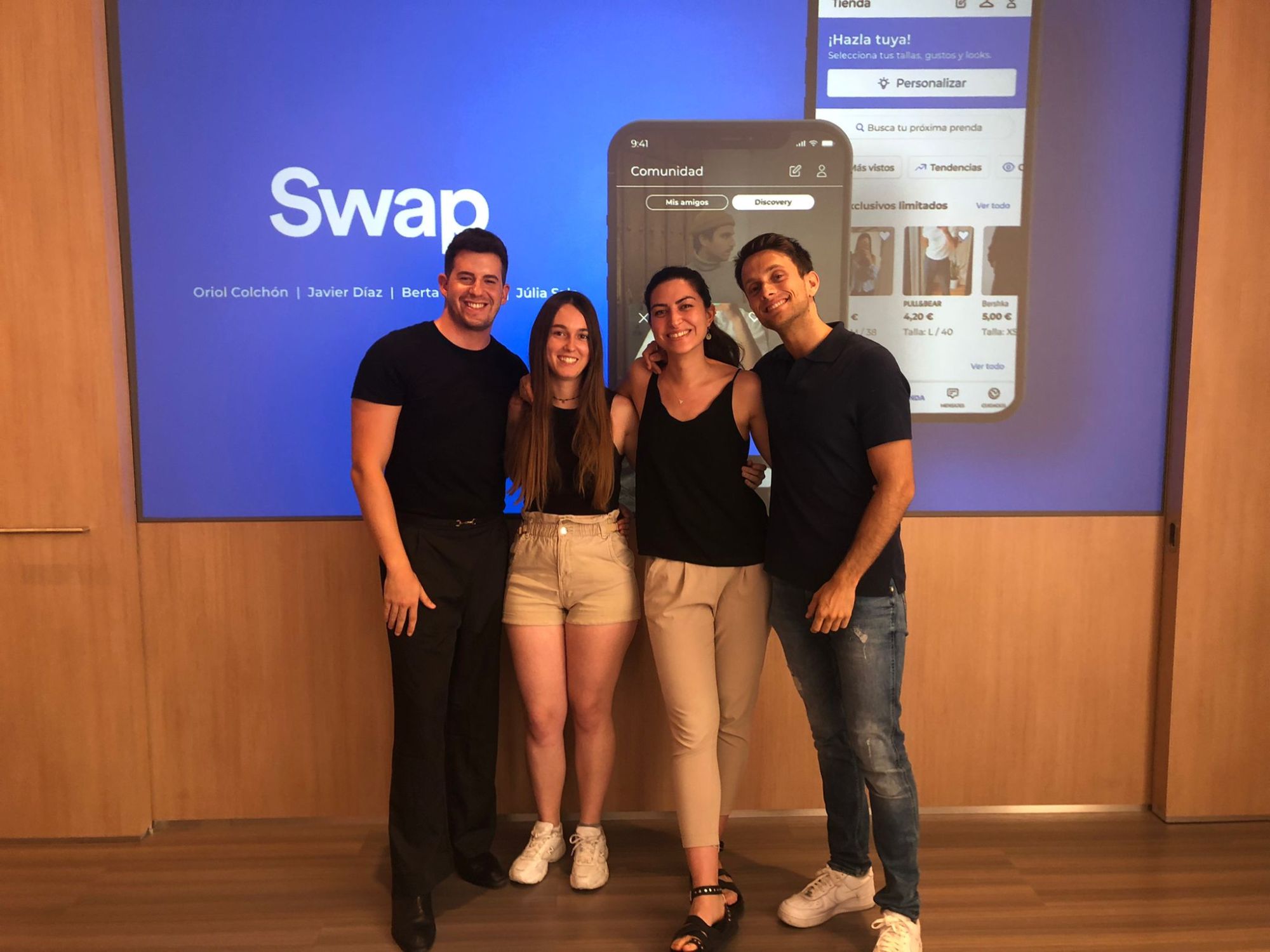Equipo de SWAP junto a la pantalla de presentación del proyecto: Oriol Colchón, Javier Díaz, Berta Junyent y Júlia Sala