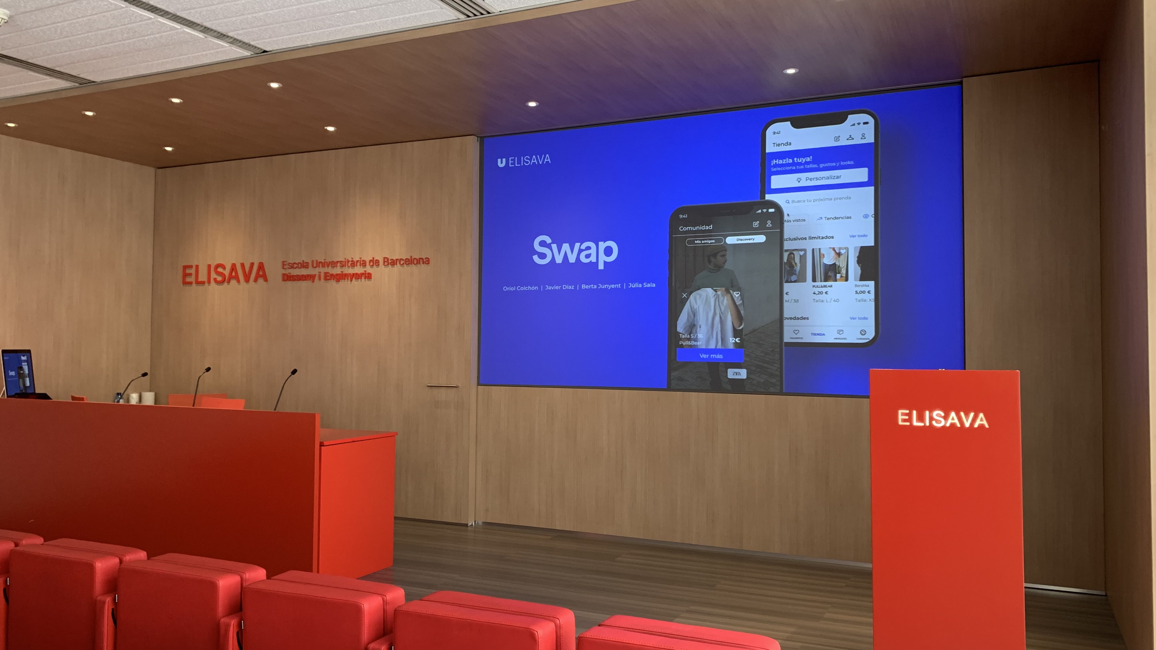 Sala de presentación en Elisava con la pantalla mostrando la app SWAP